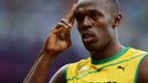 Jamajský sprinter Usain Bolt zdraví fanoušky během semifinále na 100 metrů na OH 2012 v Londýně.