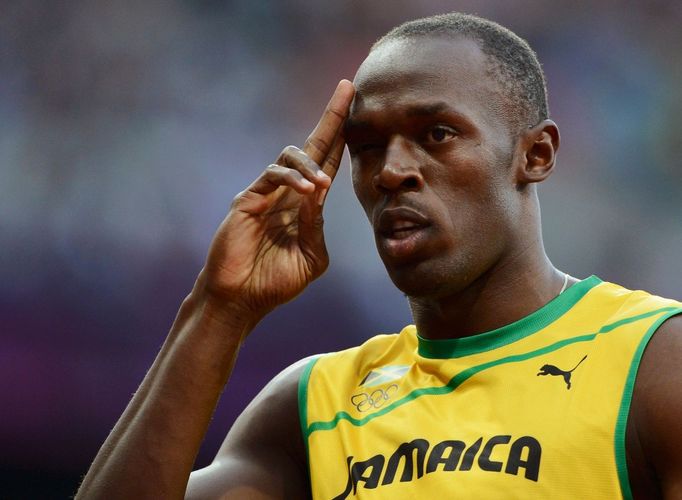 Jamajský sprinter Usain Bolt zdraví fanoušky během semifinále na 100 metrů na OH 2012 v Londýně.