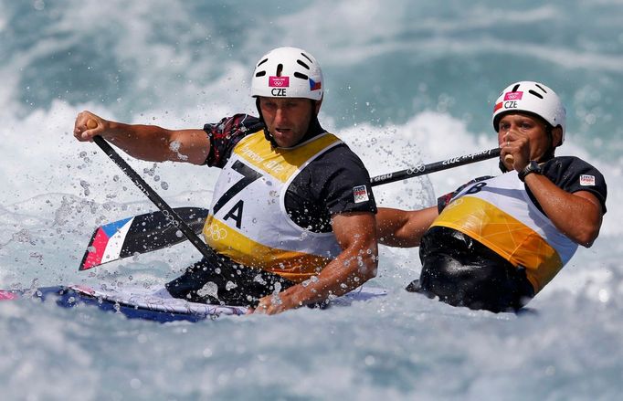 Čeští deblkanoisté Jaroslav Volf a Ondřej Štěpánek sjíždějí kanál  Lee Valley White Water Centre na OH 2012 v Londýně.