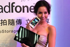 Hardwarium: Asus PadFone 2, odolné telefony Caterpillar, Wi-Fi Webcam