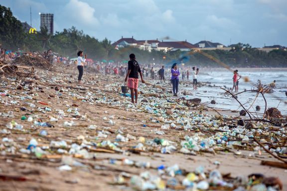Na ilustračním snímku je znečištěná pláž na indonéském ostrově Bali.