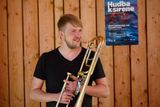 V červenci Orchestr Berg také hrál ke zkoušce sirén na koupališti Lhotka. Na snímku je trombonista Štěpán Janoušek.
