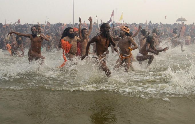 Naga sadhus or Hindu holymen attend the first "Shahi Snan" (grand bath) at the ongoing "Kumbh Mela", or Pitcher Festival, in the northern Indian city of Allahabad January 14, 2013. Upwards of a million elated Hindu holy men and pilgrims took a bracing plunge in India's sacred Ganges river to wash away lifetimes of sins on Monday, in a raucous start to an ever-growing religious gathering that is already the world's largest. REUTERS/Jitendra Prakash (INDIA - Tags: RELIGION SOCIETY) TEMPLATE OUT Published: Led. 14, 2013, 8:43 dop.