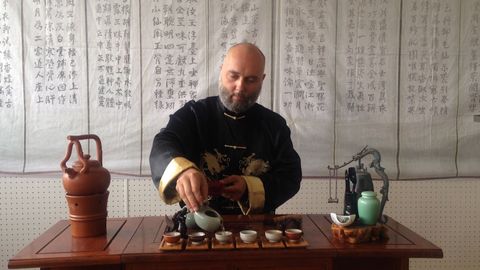 Horák vyrábí jako jediný na světě energeťák z čaje a umí čajový obřad