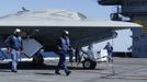 Workers prepare an X-47B pilot-less drone combat aircraft to be launched for the first time off an aircraft carrier, the USS George H. W. Bush, in the Atlantic Ocean off the coast of Virginia, May 14, 2013. The U.S. Navy made aviation history on Tuesday by catapulting an unmanned jet off an aircraft carrier for the first time, testing a long-range, stealthy, bat-winged plane that represents a jump forward in drone technology. REUTERS/Jason Reed (UNITED STATES - Tags: MILITARY SCIENCE TECHNOLOGY) Published: Kvě. 14, 2013, 7:16 odp.