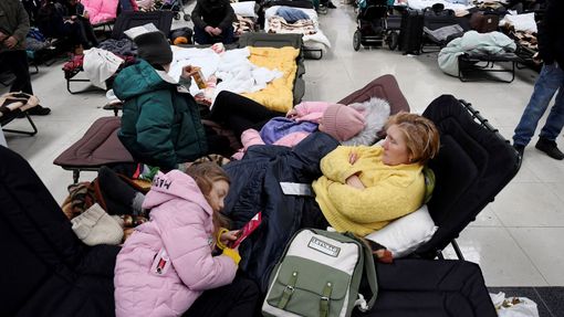 Lidé odpočívají v uprchlickém centru na polsko-ukrajinském přechodu Korczowa.