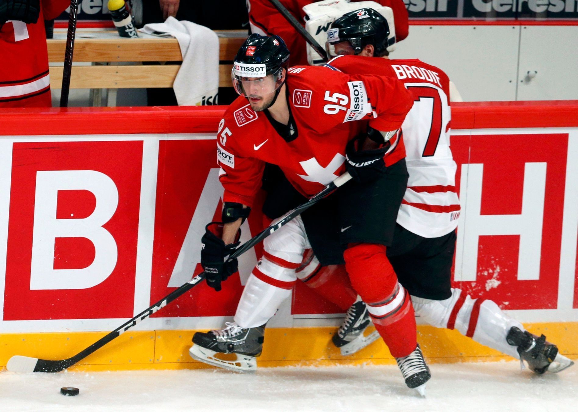 MS v hokeji 2013, Kanada - Švýcarsko: T.J. Brodie  - Julian Walker