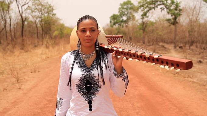 Sona Jobarteh je první ženská virtuoska na africký tradiční nástroj kora.