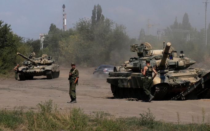 Ruské tanky u obce Kamensk-Šachtinskij v Rostovské oblasti. Vojenská technika podle Kyjeva vjela na ukrajinské území.