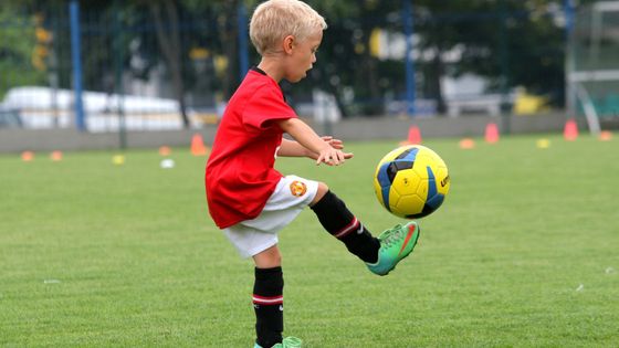 Foto: Fotbal se hraje s míčem. Přišlo na to jediné město