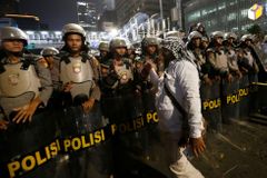 Při povolebních nepokojích v Jakartě zemřelo šest lidí, hořela auta i ubytovna