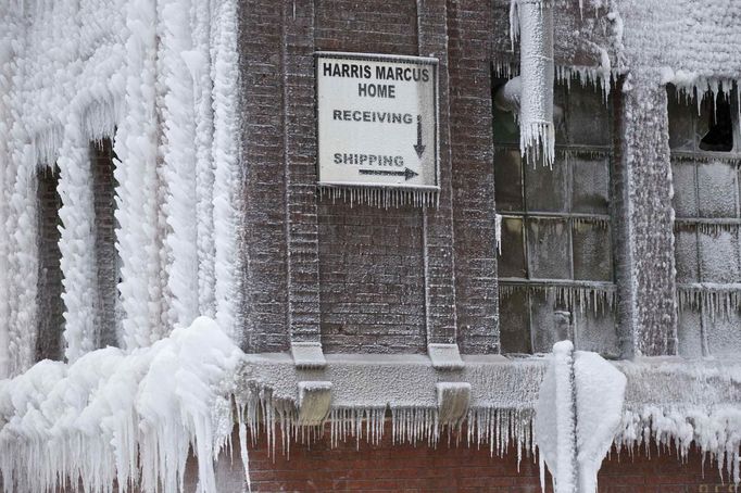 An ice covered warehouse that caught fire Tuesday night is seen in Chicago January 23, 2013. Fire department officials said it is the biggest fire the department has had to battle in years and one-third of all Chicago firefighters were on the scene at one point or another trying to put out the flames. An Arctic blast continues to gripped the U.S. Midwest and Northeast Wednesday, with at least three deaths linked to the frigid weather, and fierce winds made some locations feel as cold as 50 degrees below zero Fahrenheit. (minus 46 degrees Celsius) REUTERS/John Gress (UNITED STATES - Tags: DISASTER ENVIRONMENT) Published: Led. 23, 2013, 5:11 odp.