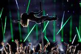 Vedle amerického fotbalu byl pro fanoušky v hledišti stadionu v Miami a desítky milionů u televizních obrazovek velkým lákadlem také poločasový program. V něm ukázala svou fyzičku zpěvačka Jennifer Lopezová.