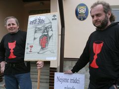 Členové Demokratické socialistické strany přijeli od Kolína (od Lipan) podpořit odpůrce radaru. "Dost bylo zrady na českém národu," říkají.