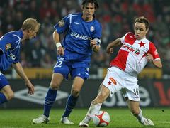 Záložník Zdeněk Šenkeřík (vpravo, SK Slavia Praha) obírá o míč obránce 1. FC Brna Jana Trousila (uprostřed).