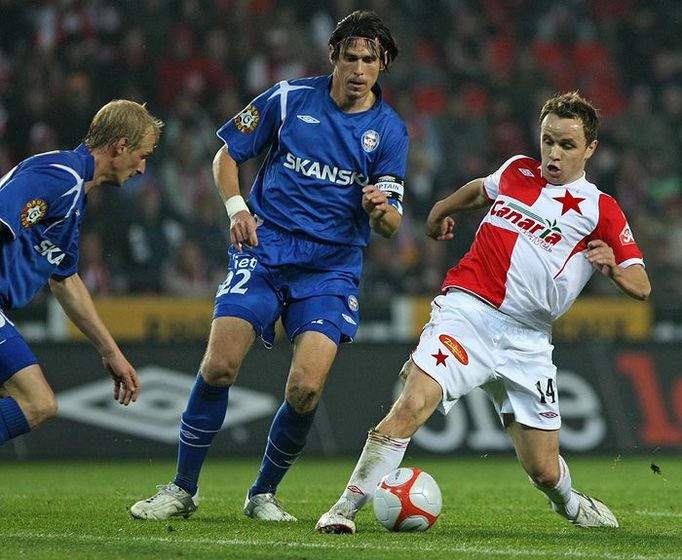 Záložník Zdeněk Šenkeřík (vpravo, SK Slavia Praha) obírá o míč obránce 1. FC Brna Jana Trousila (uprostřed).