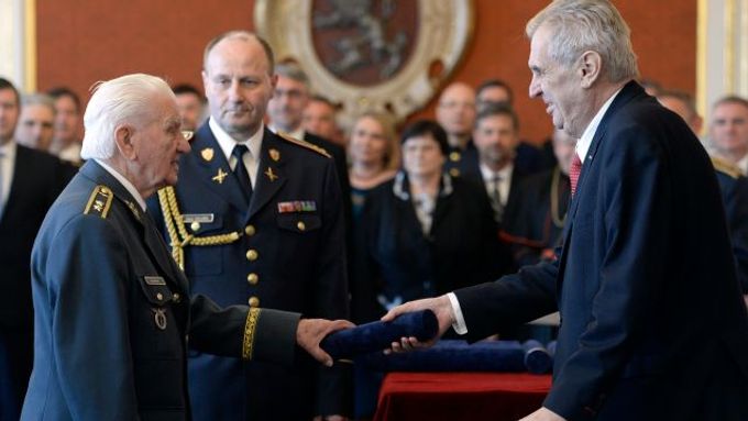Prezident Zeman povyšuje vojenského veterána Emila Bočka do generálské hodnosti.