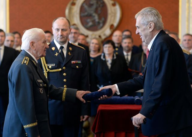 Miloš Zeman povyšuje Emila Bočka do generálské hodnosti, 8. května 2019.