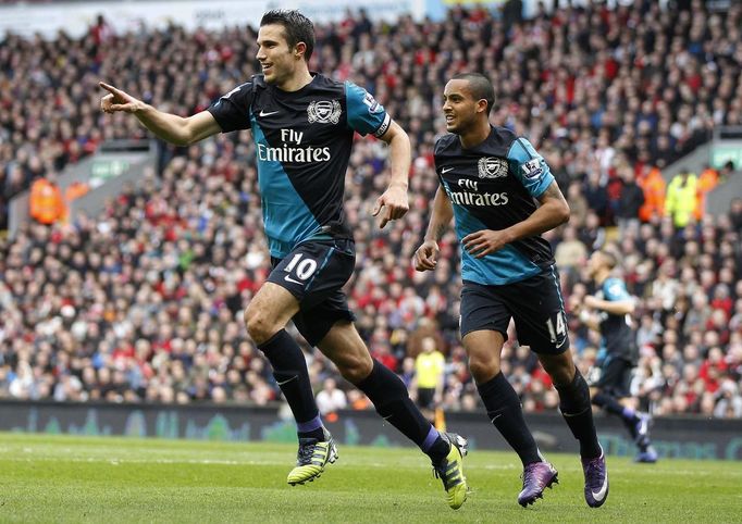 Robin van Persie (vlevo) a Theo Walcott se radují z gólu do sítě Liverpoolu