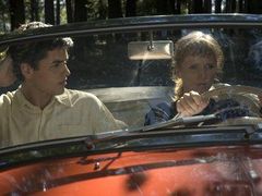 Nik Ahelilaj a Anna Geislerová ve filmu Smutek paní Šnajdrové