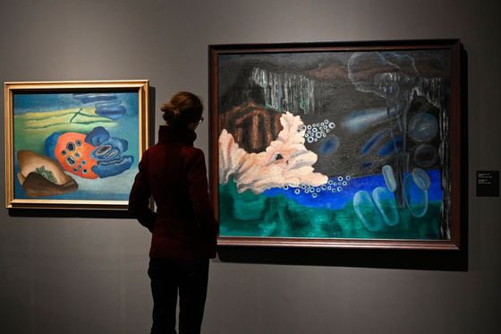 Na snímku z výstavy jsou obrazy Z jižních moří (vlevo) datovaný rokem 1931 a Jezerní zahrada (vpravo) z roku 1933.