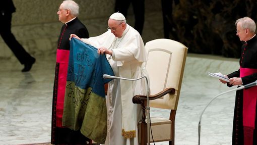 Papež František ve Vatikánu drží ukrajinskou vlajku.