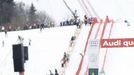 Didier Defago slaví se sjezdovkou Streif za zády svůj triumf ve slavném Hahnenkammu.