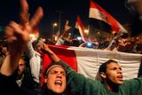 Pryč s Mubarakem! Armáda jde s námi! skandují Egypťané demonstrující na centrálním náměství v Káhiře