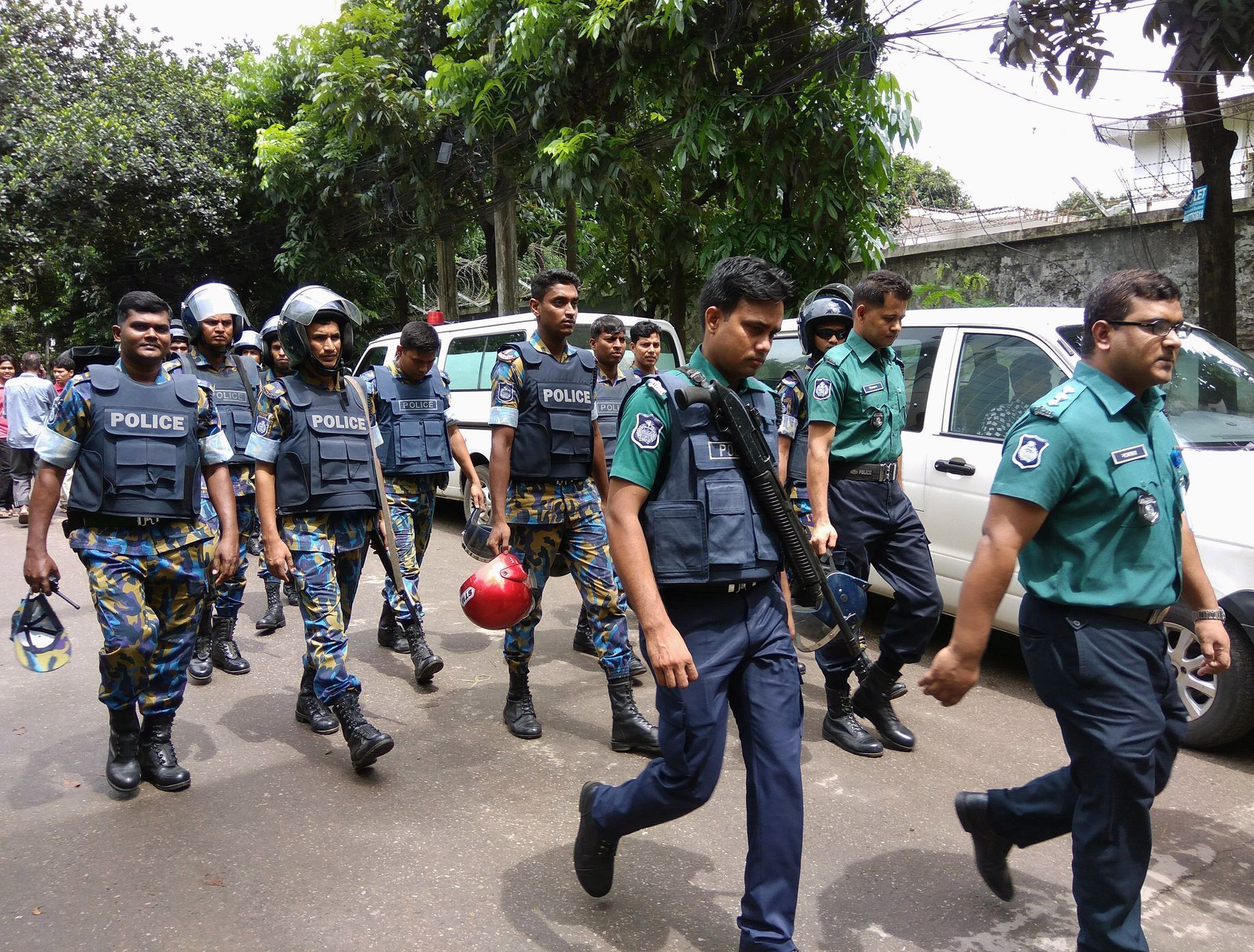 Policisté po útoku v bangladéšské metropoli Dháce