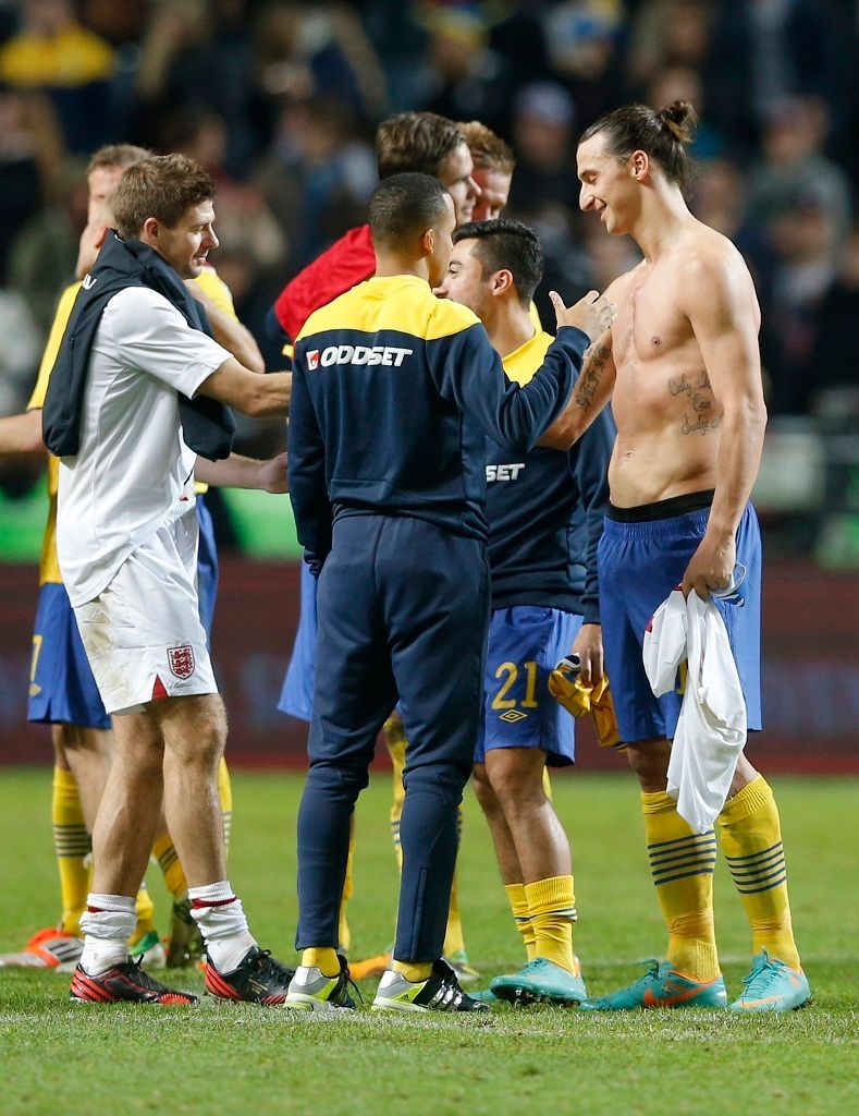 Zlatan Ibrahimovič a Steven Gerrard v přátelském utkání Švédsko - Anglie
