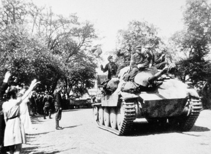 Řevnice, 6. května 1945. Příjezd kolony nákladních automobilů s příslušníky 1. pěšího pluku ROA na náměstí Victoria (dnes Krále Jiřího z Poděbrad).