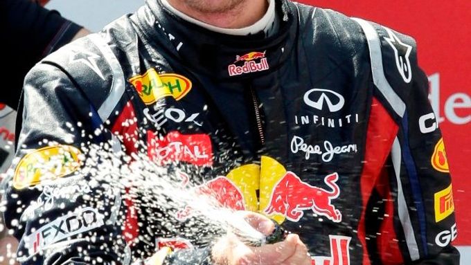 Sebastian Vettel se raduje z barcelonského vítězství