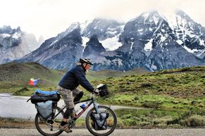 Jiří Bína jezdí dvacet let kolem světa na starém kole. Podíval se s ním na Aljašku i do Austrálie