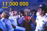11 milionů desek se soundtrackem z filmu se prodalo v USA, Kanadě, Británii, Francii a Německu, takže hudba z filmu se stala jedním z nejúspěšnějších alb roku 1986.  Titulní píseň Take My Breath Away od skupiny Berlin dosáhla na číslo jedna žebříčku nejhranějších skladeb Billboard a získala Oscara i Zlatý glóbus.