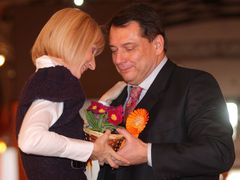 Paroubková dostala na sjezdu ČSSD od svého manžela petrklíč.