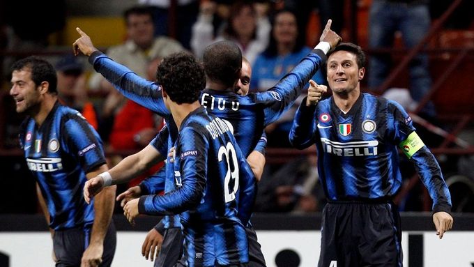 Přestřelka na Interu, rekordman Raúl a Messiho dvougólový zápis.