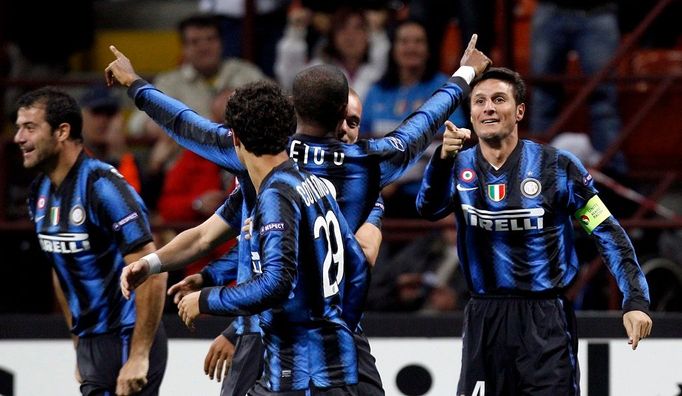 Inter Milán slaví. Běží 2. minuta a Javier Zanetti právě skóroval.