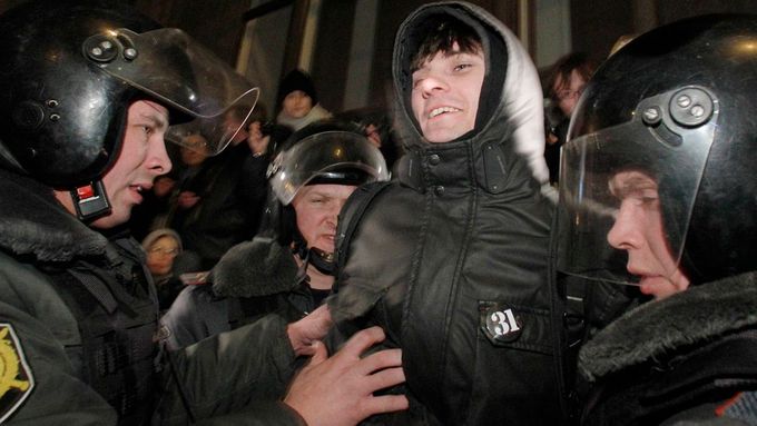 Tak vypadalo na Silvestra zatýkání v Moskvě.