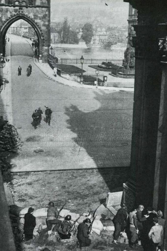Barikáda v Karlově ulici před Křižovnickým náměstím na Starém Městě. Květen 1945