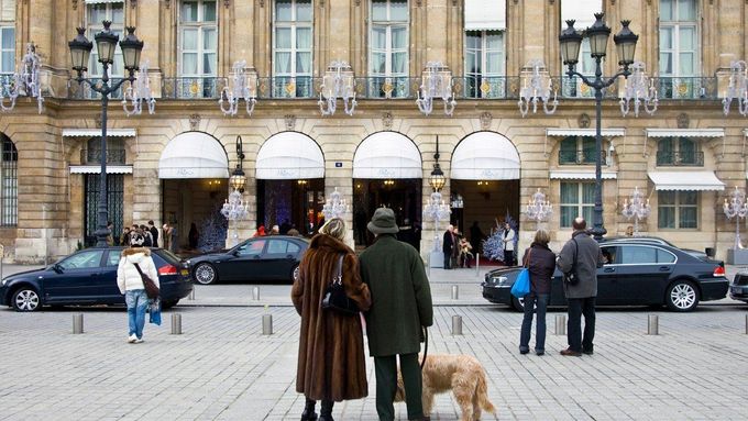 Pár před slavným luxusním hotelem Ritz v Paříži.