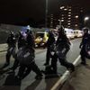 Policejní těžkooděnci ve čtvrti Eltham na jihu Londýna