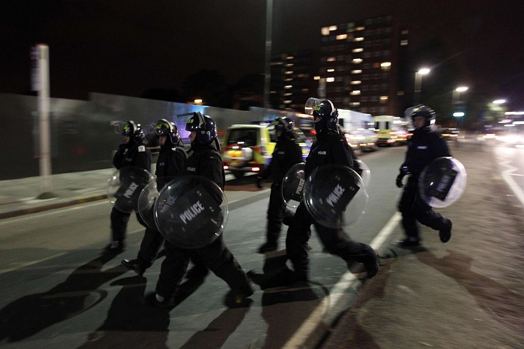 Policejní těžkooděnci ve čtvrti Eltham na jihu Londýna