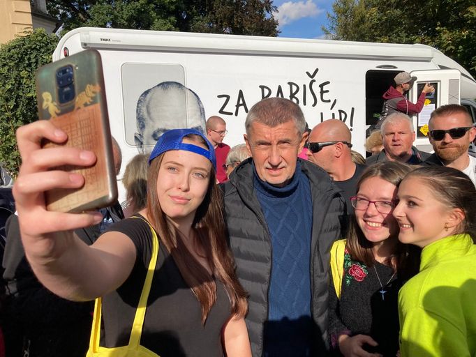 Předseda hnutí ANO Andrej Babiš se fotí na mítinku ANO v Jihlavě.