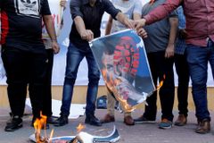 Demonstrace kvůli karikaturám Mohameda. V muslimských zemích pálí fotky Macrona