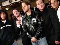 Russel Crowe se členy původních Bra Boys, australského surfařského gangu, o jehož počátcích bude Crowe připravovat svůj celovečerní režijní debut