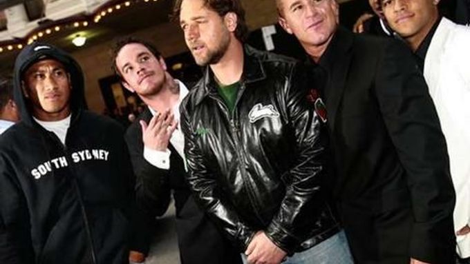 Russel Crowe se členy původních Bra Boys, australského surfařského gangu, o jehož počátcích bude Crowe připravovat svůj celovečerní režijní debut