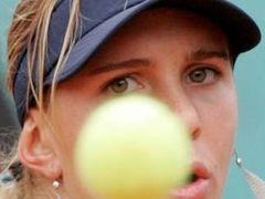 Nicole Vaidišová sleduje míč při zápase grandslamového turnaje Roland Garrose.