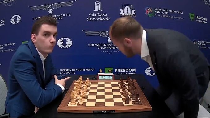 Polský šachový velmistr Jan-Krzysztof Duda ukázal ruskému soupeři Denisu Chismatullinovi gesto odporu.
