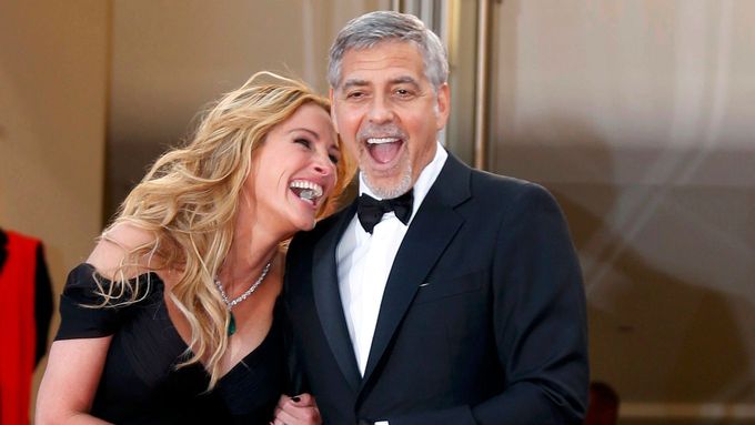 Obrazem: George Clooney s manželkou Amal oslnili Cannes, úsměvy rozdávala i Julia Roberts