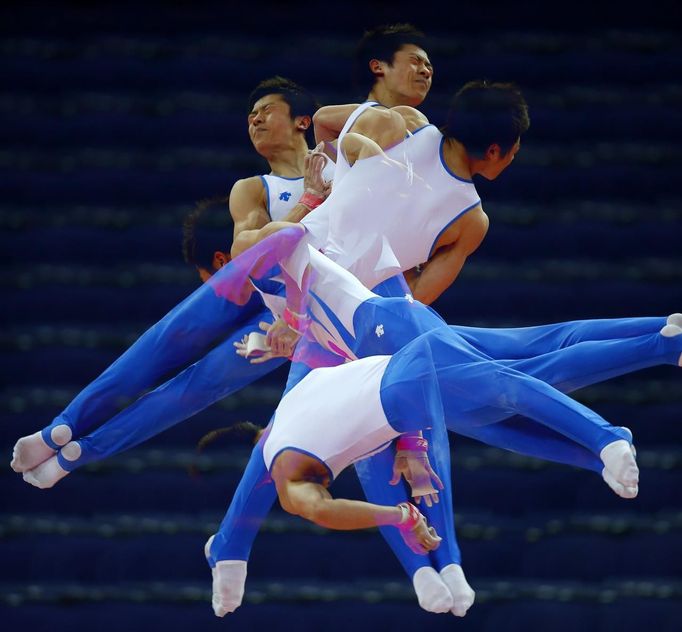 South Korea's Kim Soo-myun rotates above the horizontal bar during men's gymnastics podium training before the 2012 London Olympic Games in London July 25, 2012. Picture taken with multiple exposures. REUTERS/Mike Blake (BRITAIN - Tags: SPORT OLYMPICS GYMNASTICS) Published: Čec. 25, 2012, 4:38 odp.